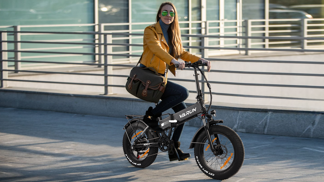 VARUN S20-1 grey folding fat tyre e-bike – lifestyle image